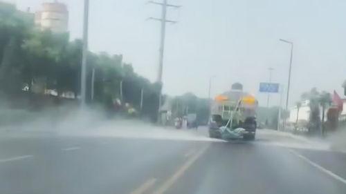 网友爆料洒水车事件视频,引发网友热议  第1张